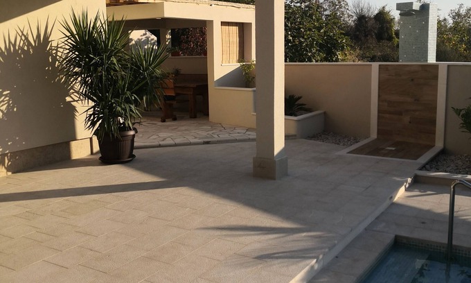 Klis Villa | Sun gardens luxury apartment with xxl heated pool