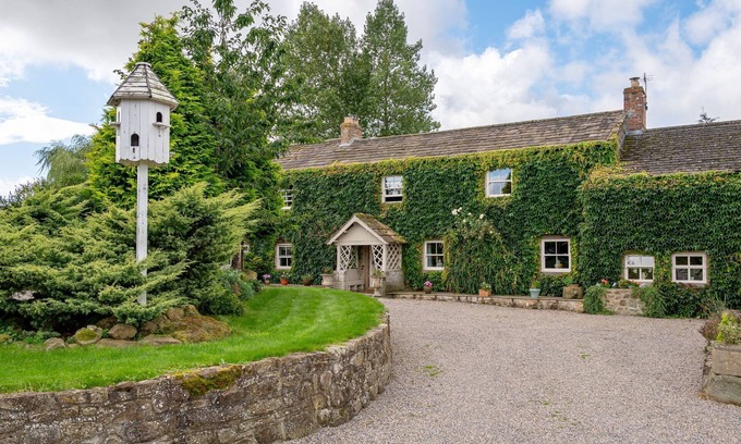 Constable Burton Cottage | Sun Hill Farmhouse - a cottage that sleeps 10 guests in 5 bedrooms