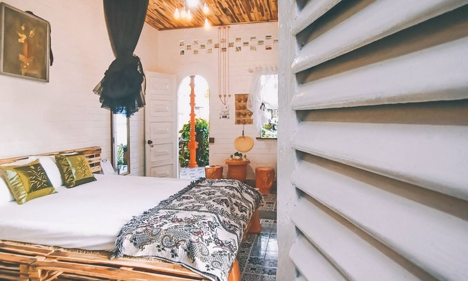 Long Ho Cabin | Sun-soaked | Vegetarian-Friendly | Breakfast Included
