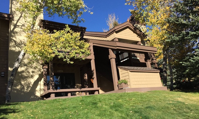 Elkhorn Village Condo | Sun Valley Condo. Super clean and well appointed