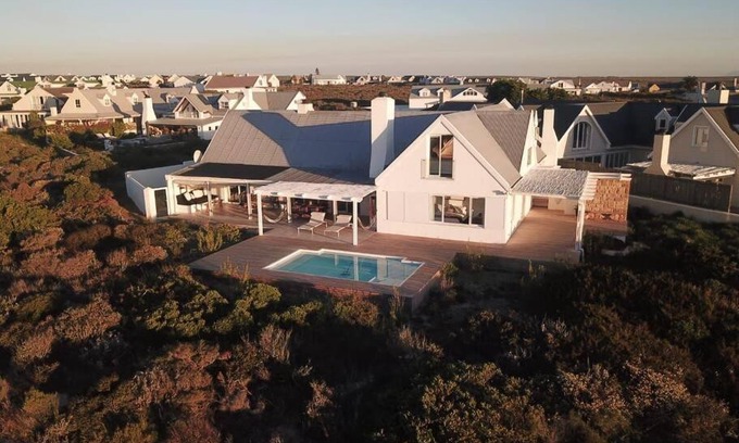 Grotto Bay House | Sunbird House