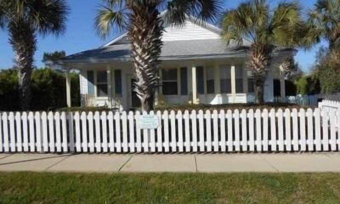 Clipper Cove Cottage | SUNDIAL COTTAGE: CRYSTAL BEACH, DESTIN, FL. PRIVATE POOL!