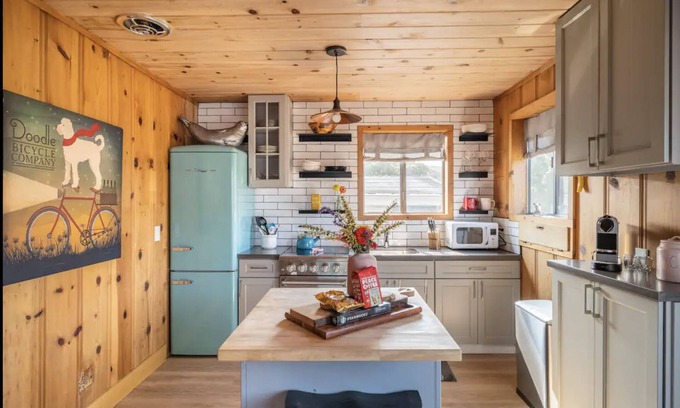 Dillon Beach Cottage | Sundog Cottage - Clean & Cozy - EV - Walk to Food & Beach - Fenced Yard for Dog