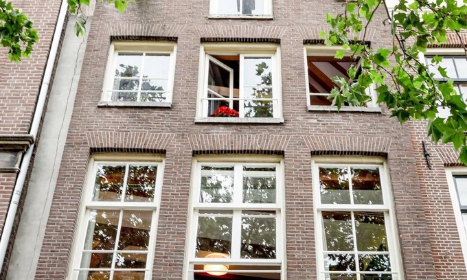 Burgwallen Nieuwe Zijde House | Sunflower Amsterdam