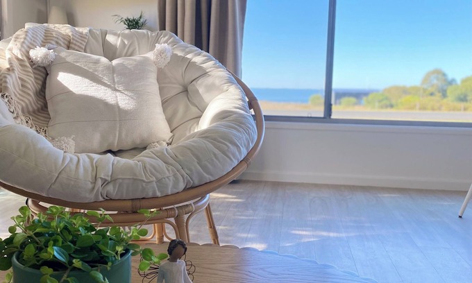 Bremer House | Sunflower Cottage - Stunning Lake Views! Bottle of wine included
