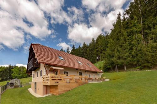 Paka House | Sunflower House with Jacuzzy and Sauna