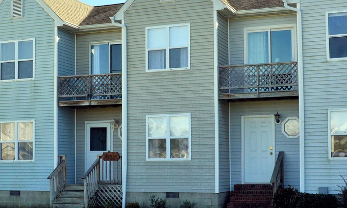 Deep Hole House | Sunkissed Bliss - 2BR Townhouse - Close to Beach, NO LINENS