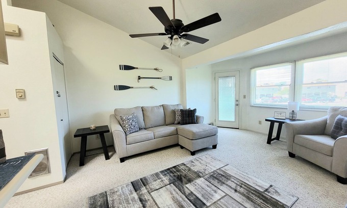 Oak Harbor Condo | Sunnie Days condo on Lake Erie. In Oak Harbor, 2 minute walk to the lake.