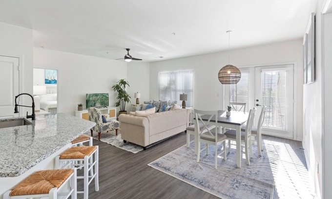 Goose Creek Apartment | Sunny 2BR Resort Apt Over Pool 20 min to Downtown