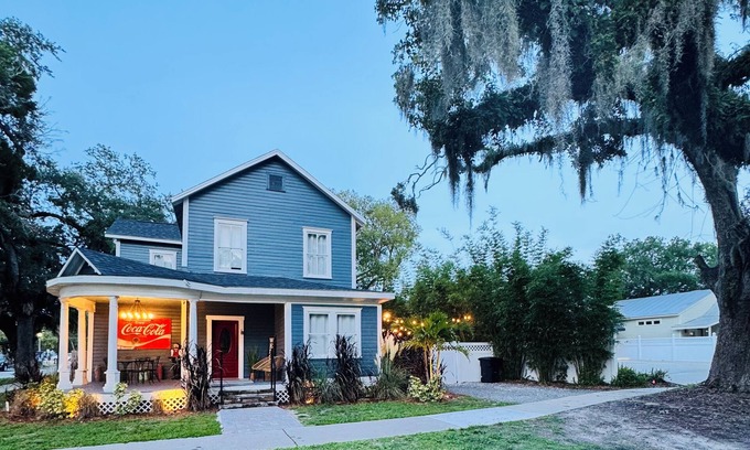 Sanford House | Sunny 5-bedroom Family Central Florida Getaway - AC, WiFi & Private Garden