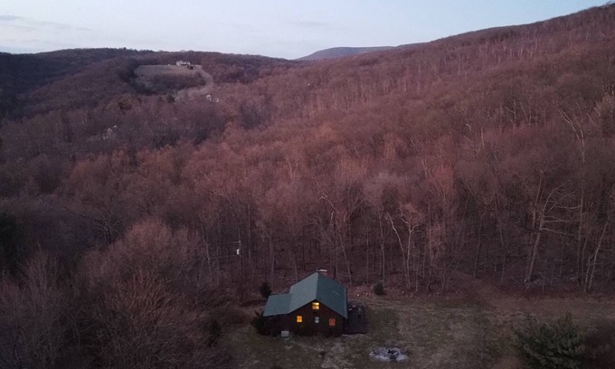 Boonsboro House | Sunny And Cozy Little Lodge With A Spectacular View Of The Blue Ridge Mountains