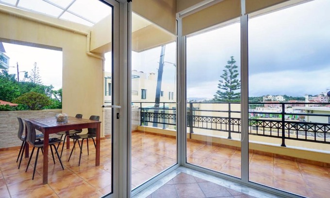 Makrys Tichos Apartment | Sunny Apartment