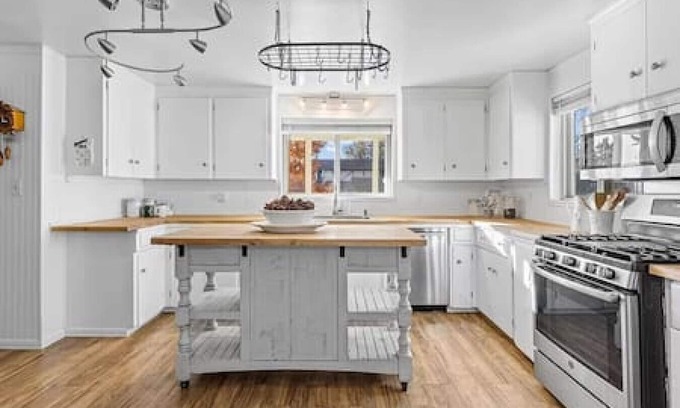 Scenic Heights House | Sunny Beach House of Olde Town Arvada