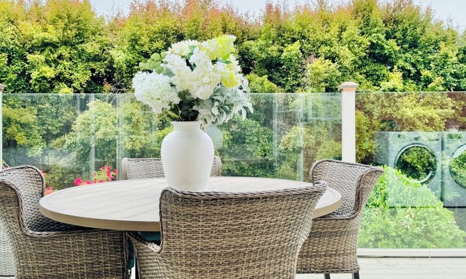 Upper East House | Sunny Bungalow with Sky View Terrace steps to Cafes, Theatre, Music