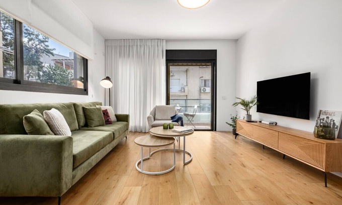 Tel Aviv City Center Apartment | Sunny Chic in Tel Aviv Center