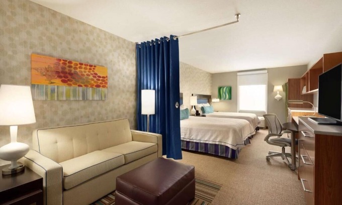 Florida City Hotel | Sunny City Escape: Kitchen, Pool, Parking! Close to Homestead Town Square!