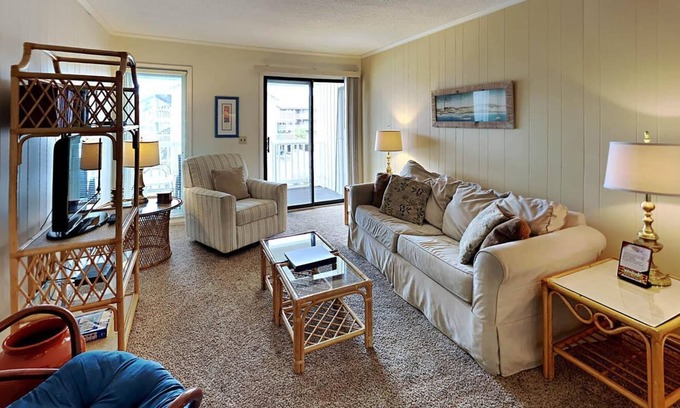 Myrtle Beach Condo | Sunny Condo with Private Balcony Outdoor Pool