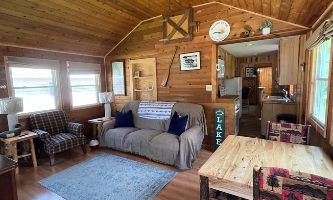 Shawano House | Sunny Cottage - real cabin feel- pets welcome!