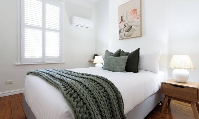 Launceston CBD Apartment | Sunny Cottage Retreat Close to Town Delights