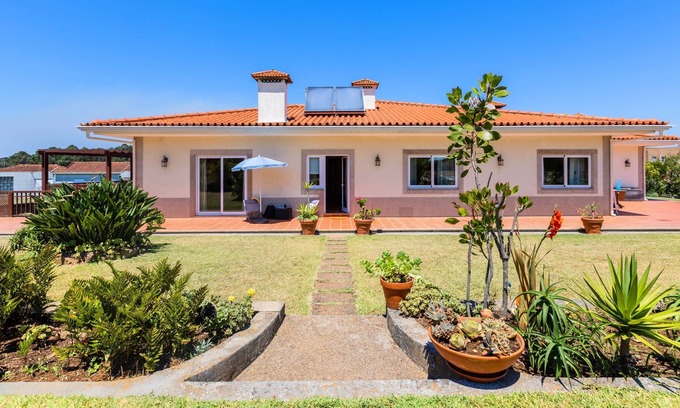 Mozelos Apartment | Sunny Country House with Swimming Pool