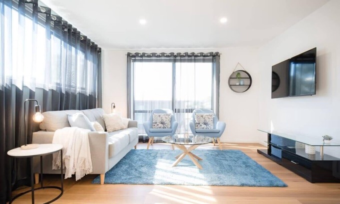 West Launceston Apartment | Sunny Delight: WiFi & Parking