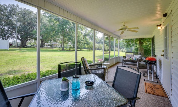 Washington County House | Sunny Florida Escape with Screened-In Patio and Grill!