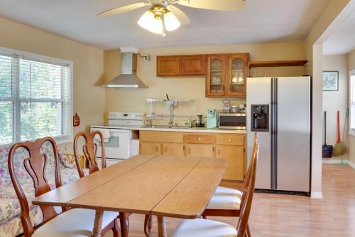 Fruitland Park Apartment | Sunny Florida Getaway with Patio, Near Disney World!