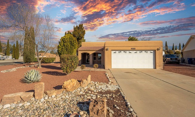 Taylor Ranch House | Sunny, functional, Central NW -Super Clean