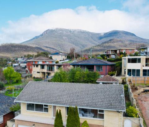 Lenah Valley Villa | Sunny garden house