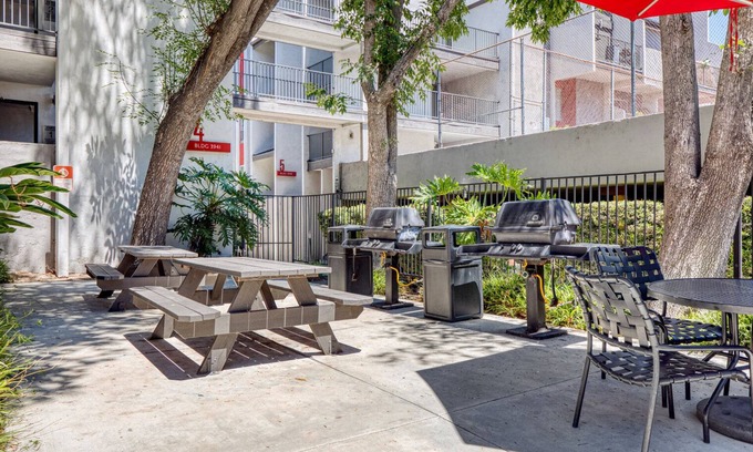 Atwater Village Apartment | Sunny Glendale 1BR w/Gym, Pool, Lounge, walkable location, by Blueground