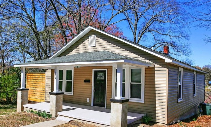 Lincolnton House | Sunny Hill Lincolnton Cottage | 4 Beds Close to Main St Shopping, Outdoor Deck