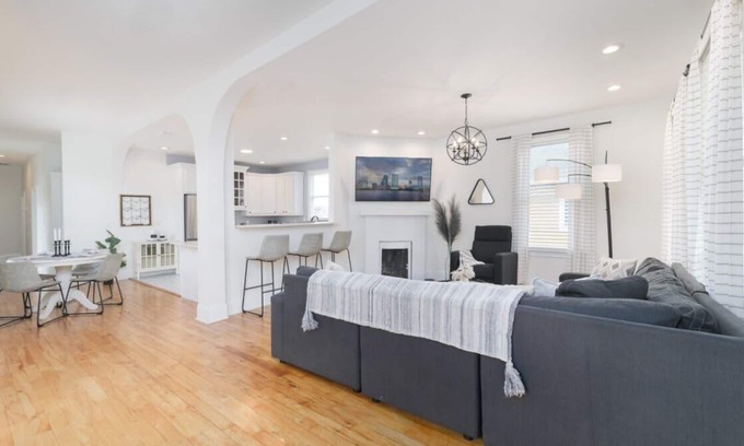 Springfield Apartment | Sunny Historic 2BR | Minutes to Stadium + Main St