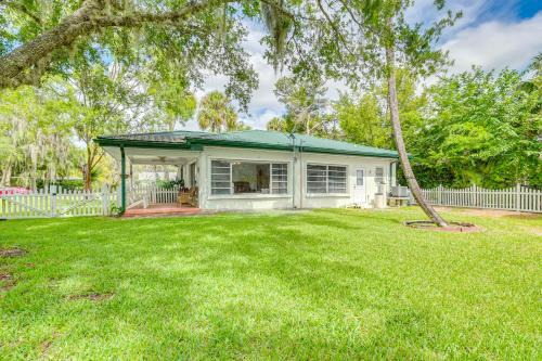 Yankeetown House | Sunny Home in Yankeetown with Lanai and Backyard!