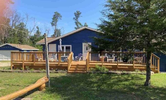 New Lisbon Cottage | Sunny Lane Cottage - Walk to Castle Rock Lake!