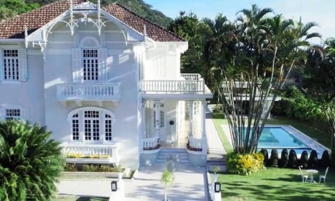 Alto da Boa Vista House | Sunny Mansion with Pool