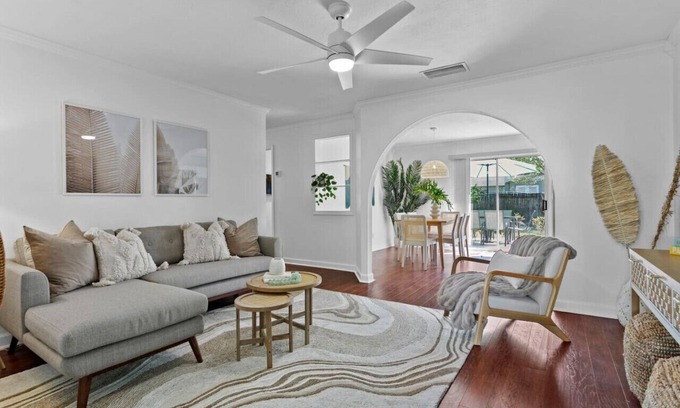 Anona House | Sunny Palm Cottage | Hot Tub | 10 Min to Beach!