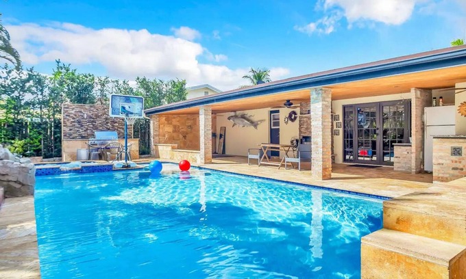Sunrise House | Sunny Paradise w/Saltwater Pool Hot Tub & BBQ Grill Fort Lauderdale Sawgrass