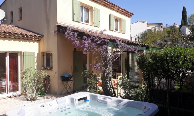 Saint-Jacques House | Sunny, quiet villa with spa, beautiful garden, barbecue, table tennis
