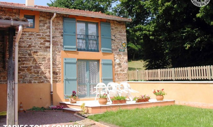 Montagny Cottage | Sunny Retreat in Renovated Farmhouse with Terrace, Private Parking, and Hiking Nearby
