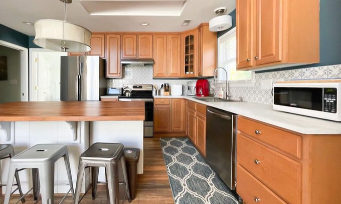 SouthPark House | Sunny Retreat in SouthPark – Spacious 2BR