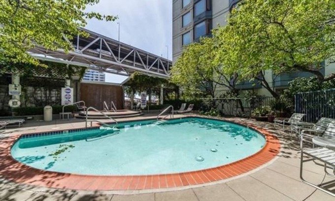 Rincon Hill Apartment | Sunny San Francisco Studio with door attendant and amenities