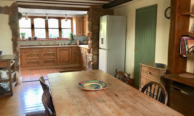 Alphington House | Sunny Secret Garden 3 bed Cottage Near Exeter. Village Location