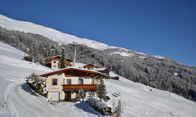 Vorderlanersbach Apartment | Sunny south-facing slope, detached, directly at the ski area Zillertal 3000, W-LAN