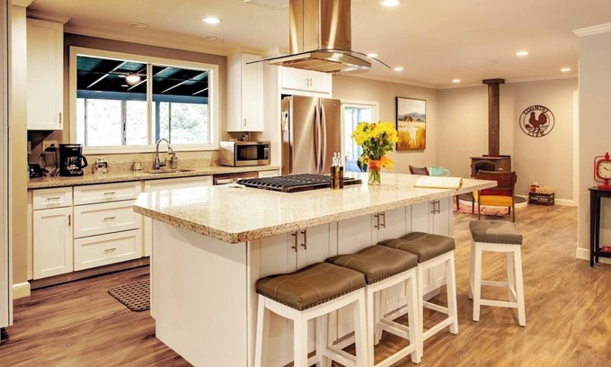 Sebastopol House | Sunny Spacious Wine Country Retreat 2BD 2BA