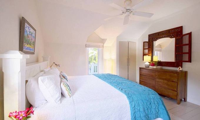 Governor's Harbour Cottage | Sunny & Stylish 1BR Upstairs Cottage Apartment