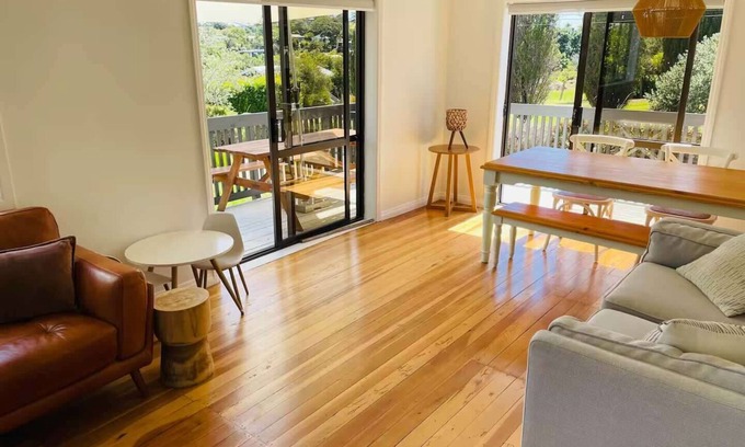 Blackpool House | Sunny Waiheke Home near 3 beaches and Oneroa Village