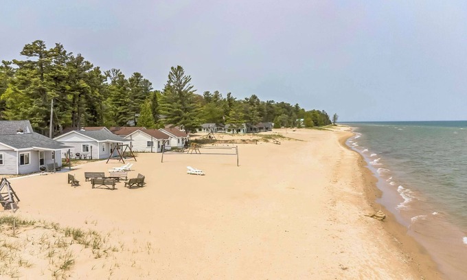 Northeastern Michigan Apartment | Sunnyside 2BR/1BA Relaxing Lakefront Retreat