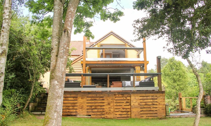Aymestrey Cottage | SUNNYSIDE, family friendly, with hot tub in Yarpole