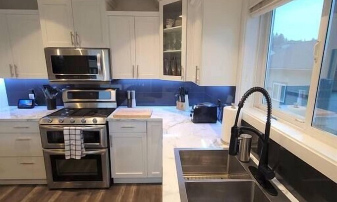 North Glenmore House | SunnyStays Family Friendly Home Near Golf, YLW, UBCO, Winery