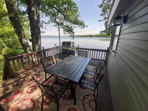East Corinth House | Sunrise Views Cabin with King Bed, Bar & Game Room